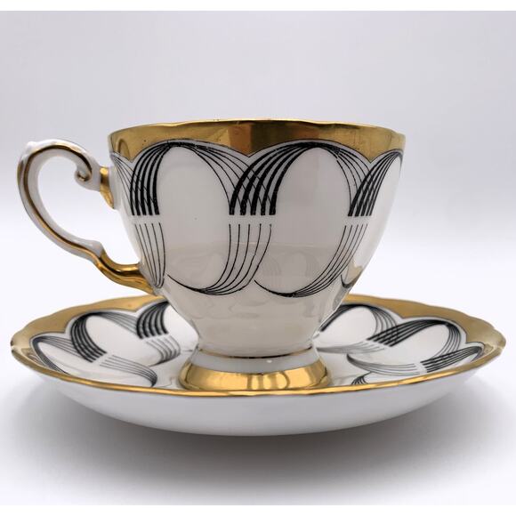 Tuscan Bone China Teacup & Saucer - Black Scallop & Gold Trim - England - VTG - Picture 1 of 9